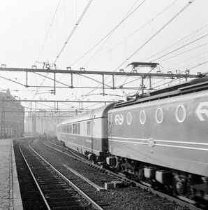 883132 Afbeelding van een electrische locomotief uit de serie 1100 van de N.S. met een T.E.E. bij vertrek uit het ...